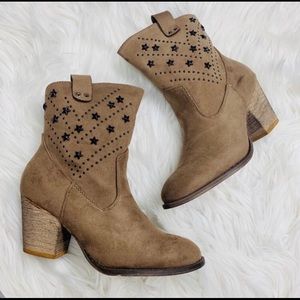 1 PAIR LEFT🎉Host Pick🎉Tiara Tan Star Boots⭐️